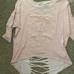 This Black Brad 3/4 sleeve skull shirt is size S